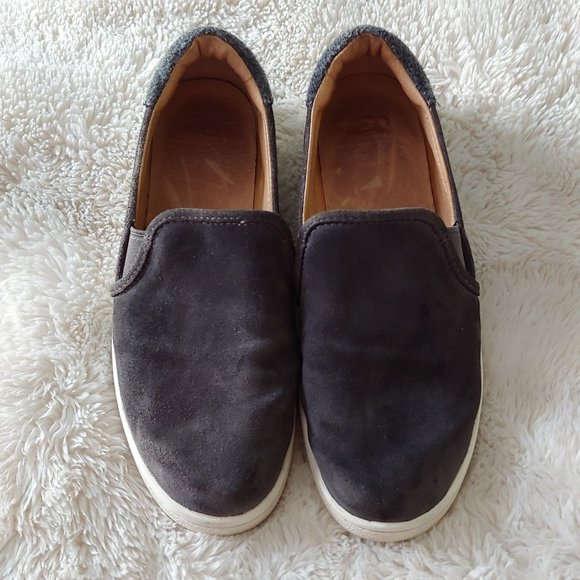 Ugg suede loafer shoes in charcoal gray size 8